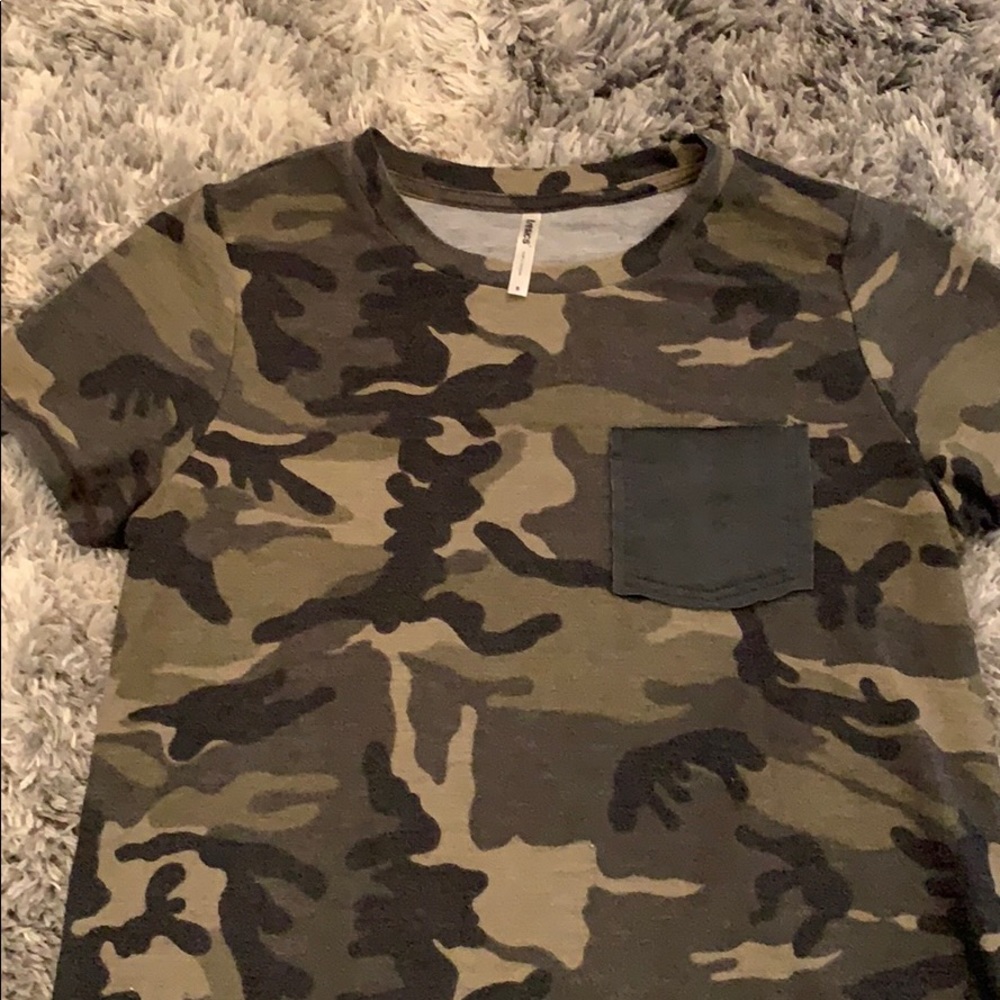 Super cute camouflage short sleeve shirt